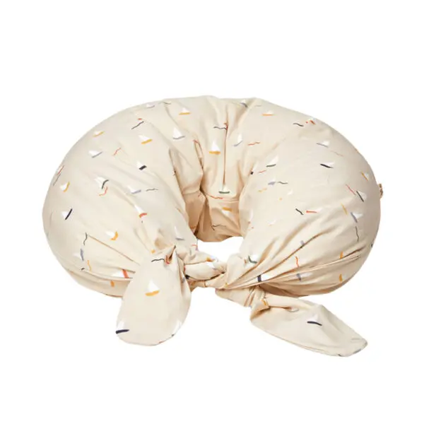 Dear April - Nami Voedingskussen - Long Tie - Pond Boats - 70 x 30 x 20 cm