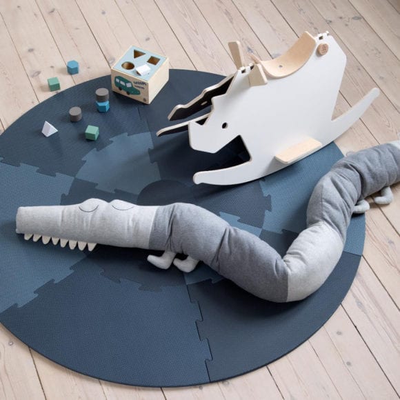 Sebra – Bettschlange gehäkelt – Schlafendes Krokodil – Elephant Grey
