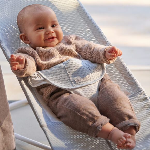 BabyBjörn –  Babywippe Soft – Hellgrauer Rahmen – Netzstoff – Silber/Weiß
