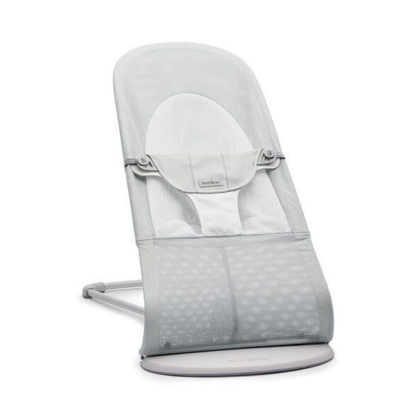 BabyBjörn –  Babywippe Soft – Hellgrauer Rahmen – Netzstoff – Silber/Weiß