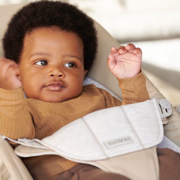 BabyBjörn –  Babywippe Soft – Hellgrauer Rahmen – Baumwolle/Jersey – Beige/Grau