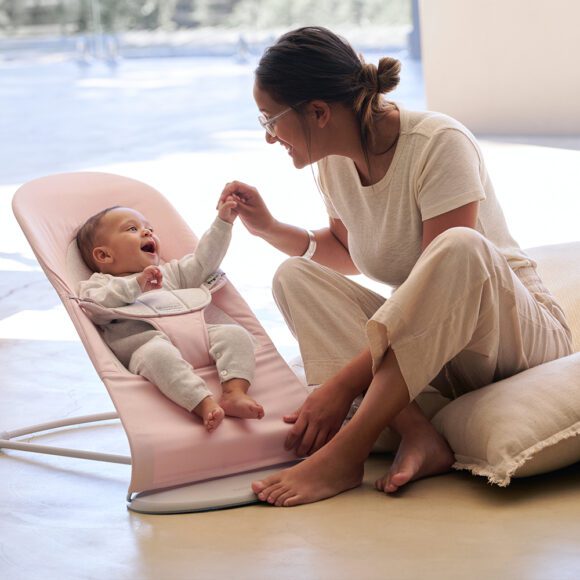 BabyBjörn –  Babywippe Soft – Hellgrauer Rahmen – Baumwolle/Jersey – Hellrosa/Grau