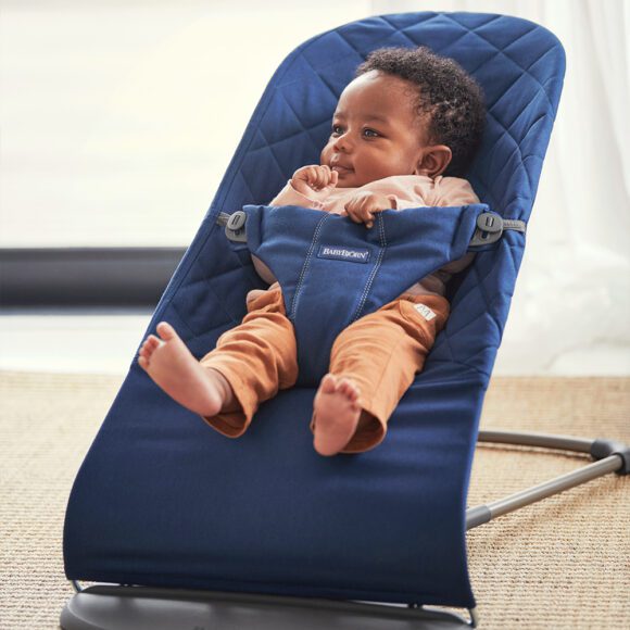 BabyBjörn –  Babywippe Bliss – Klassische Steppung – Mitternachtsblau