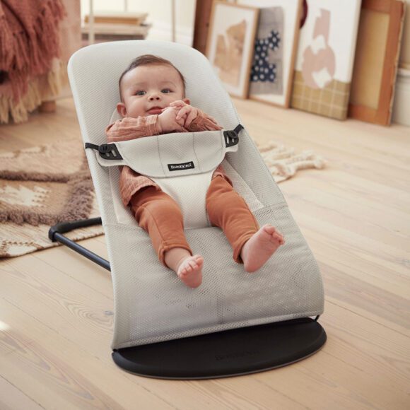 BabyBjörn –  Babywippe Soft – Schwarzer Rahmen – Netzstoff – Silber/Weiß