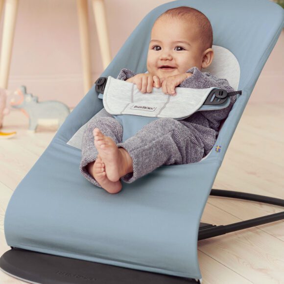 BabyBjörn –  Babywippe Soft – Schwarzer Rahmen – Baumwolle/Jersey – Blau/Grau