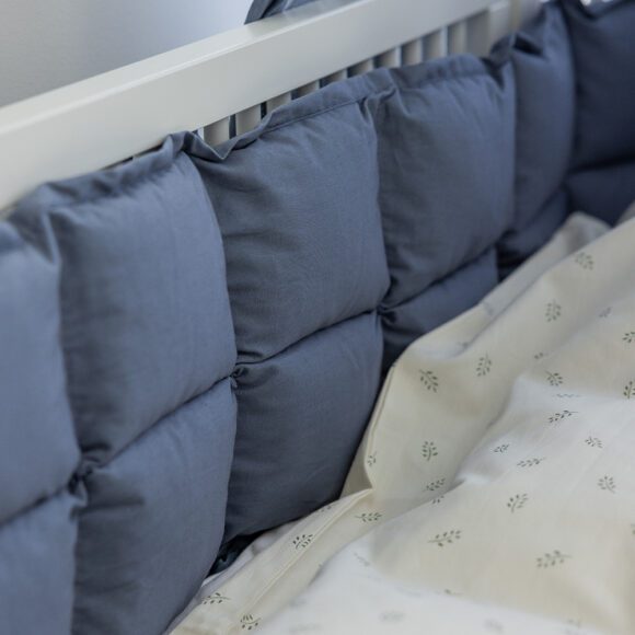 Sebra – Baby Bedbumper – Kapok – Forest Lake Blue