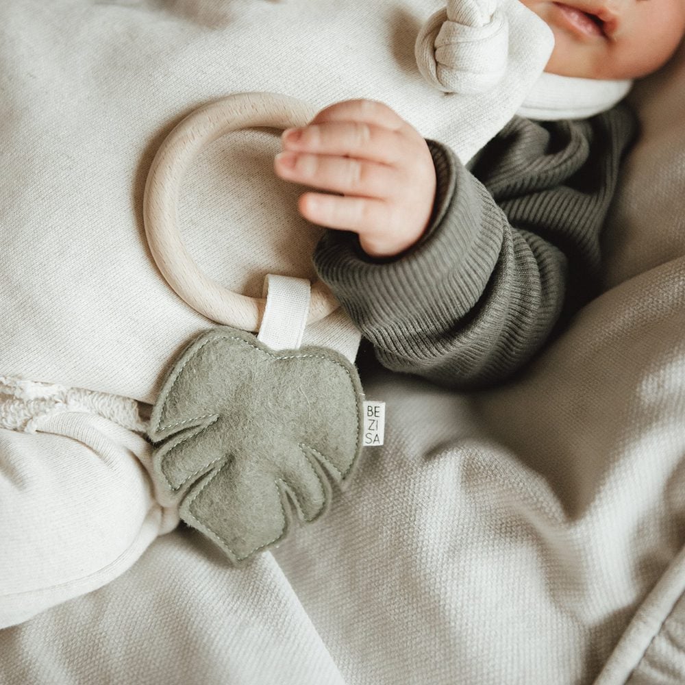 BEZISA - Teether - Leaves - Pistache Green